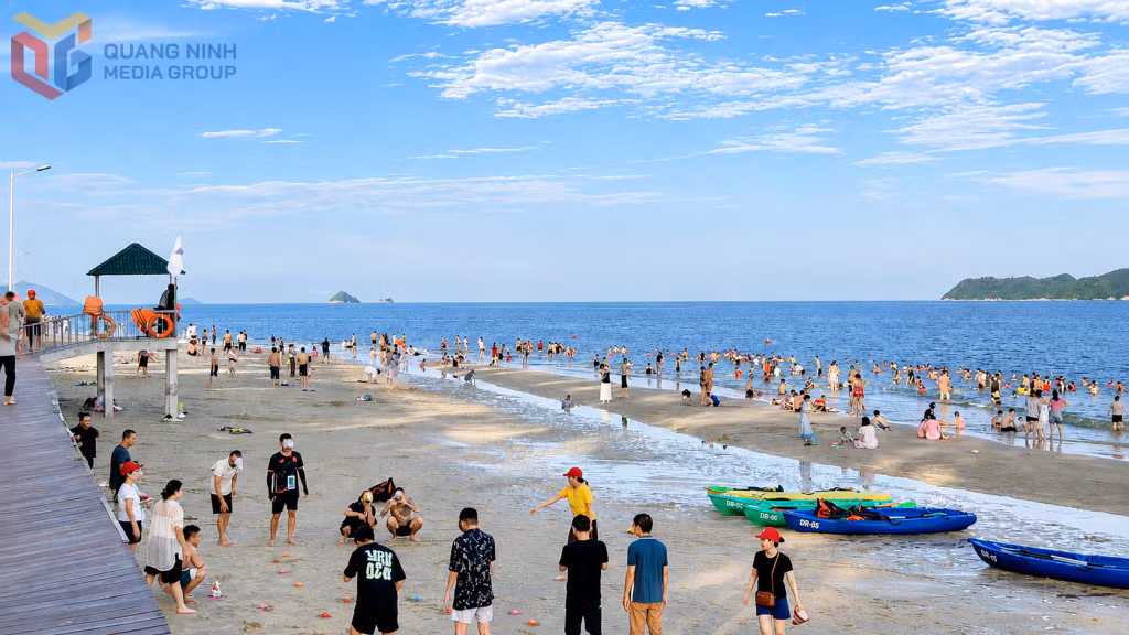 夏季期间，头龙海滩吸引众多游客前来休闲、游玩和体验海水浴。