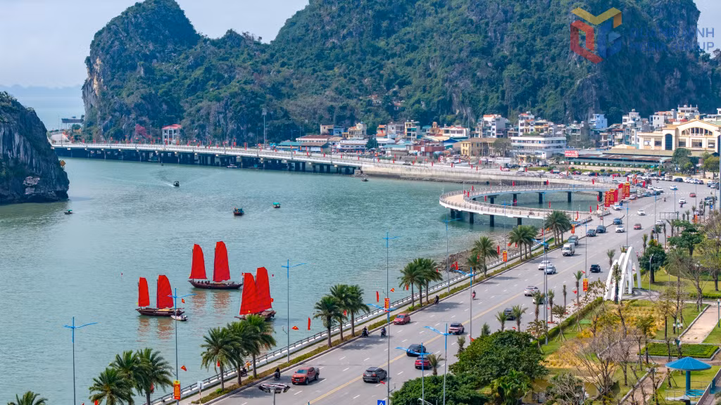 三板船游览线路沿下龙湾海岸线延伸，从诗篇山桥一路至省规划展会展宫，随后返回位于鸿基坊一号下龙市场区域的水上客运公司码头起点。