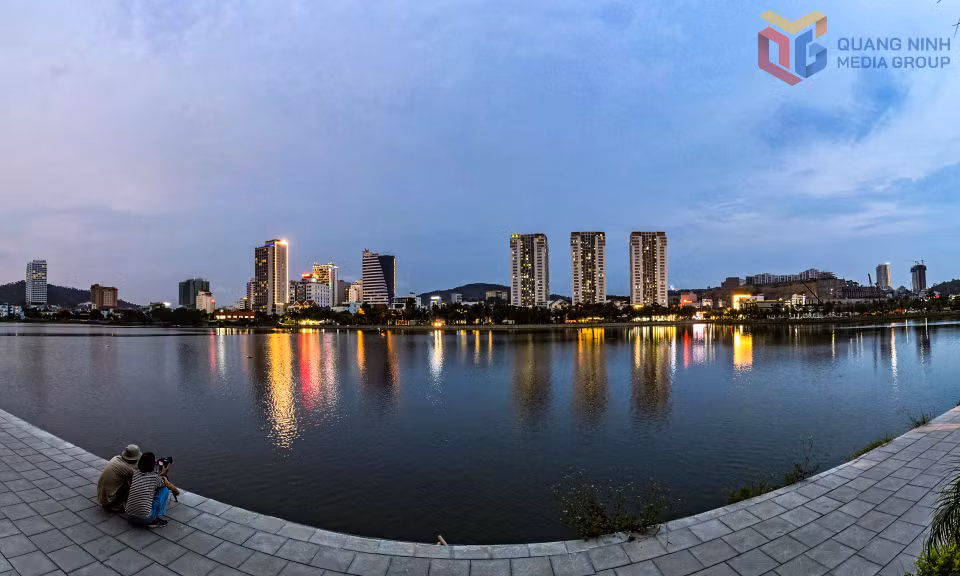 摄影爱好者沉浸其中，捕捉城市与自然交相辉映的美丽瞬间。