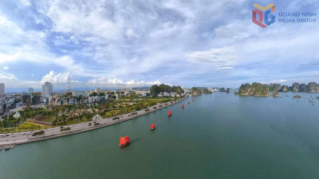 三板船已成为下龙湾世代渔民生活与海洋文化的标志性符号。