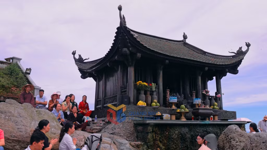 在旭日与晨露的交织中，游客在铜寺禅坐，享受内心平静沉淀的时刻，感悟佛教哲理。