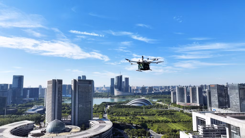 2025年8月20日，在安徽省合肥市蜀山区上空，无人机正在配送快递包裹。 Ngày 20/8/2025, các thiết bị bay không người lái đang giao hàng trên bầu trời quận Thục Sơn (TP Hợp Phì, tỉnh An Huy).