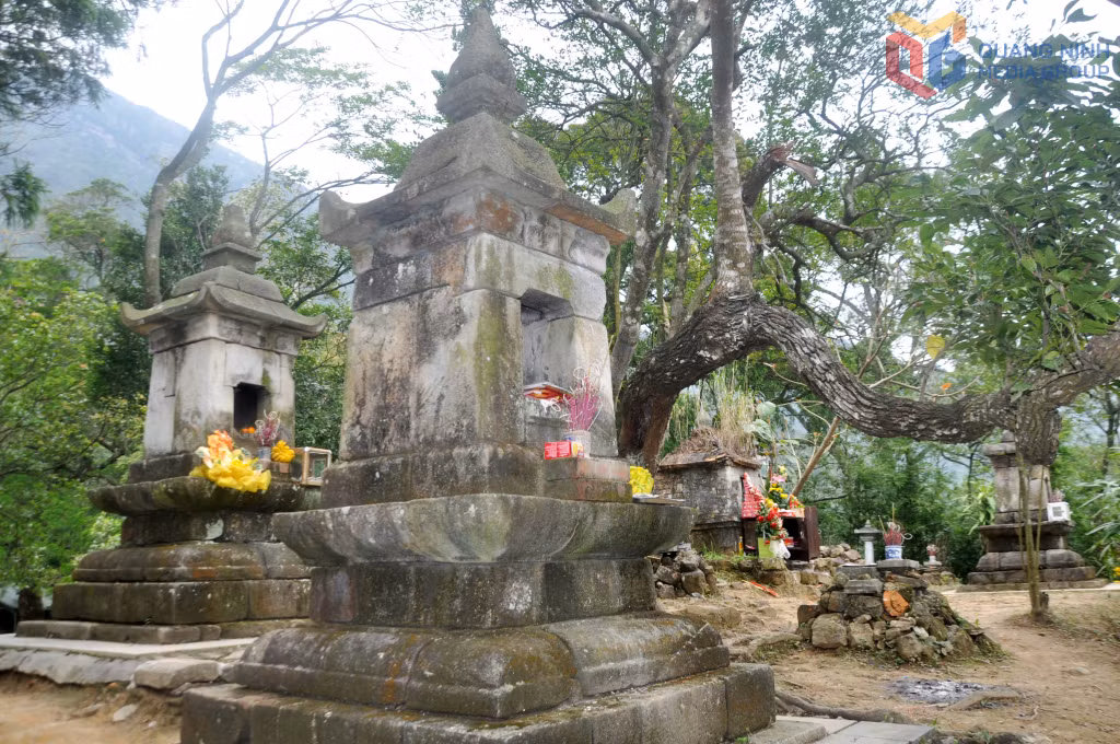 位于宝珠区的佛塔坐落在地势平坦、绿树成荫的小山丘上。