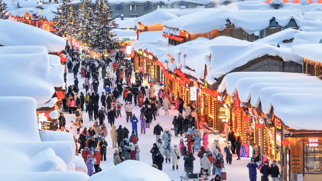 2026年1月17日，游客在位于黑龙江省牡丹江市的“中国雪乡”景区游玩。 Ngày 17 tháng 1 năm 2026, du khách đã đến thăm khu thắng cảnh "Thị trấn Tuyết Trung Quốc" tại thành phố Mudanjiang, tỉnh Hắc Long Giang.