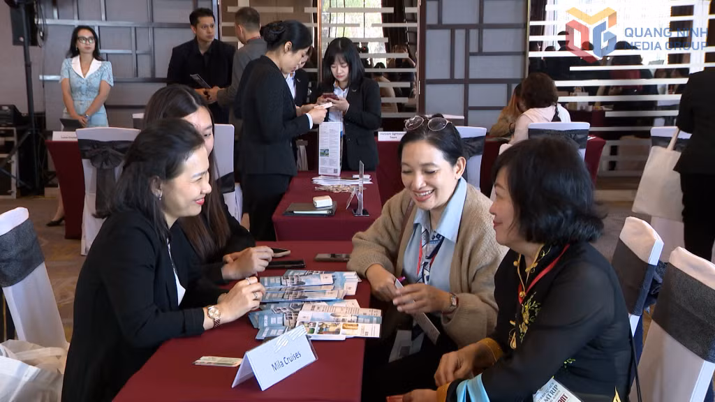 广宁省旅游企业与泰国旅游企业在“广宁省旅游推介会暨泰国考察团（Famtrip）对接活动”上进行交流与合作洽谈。