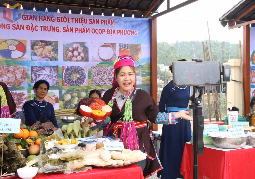 不仅擅长烹饪传统美食，田舍乡的青衣瑶族妇女还自信地通过直播在河楼集市介绍并销售当地农林特产。