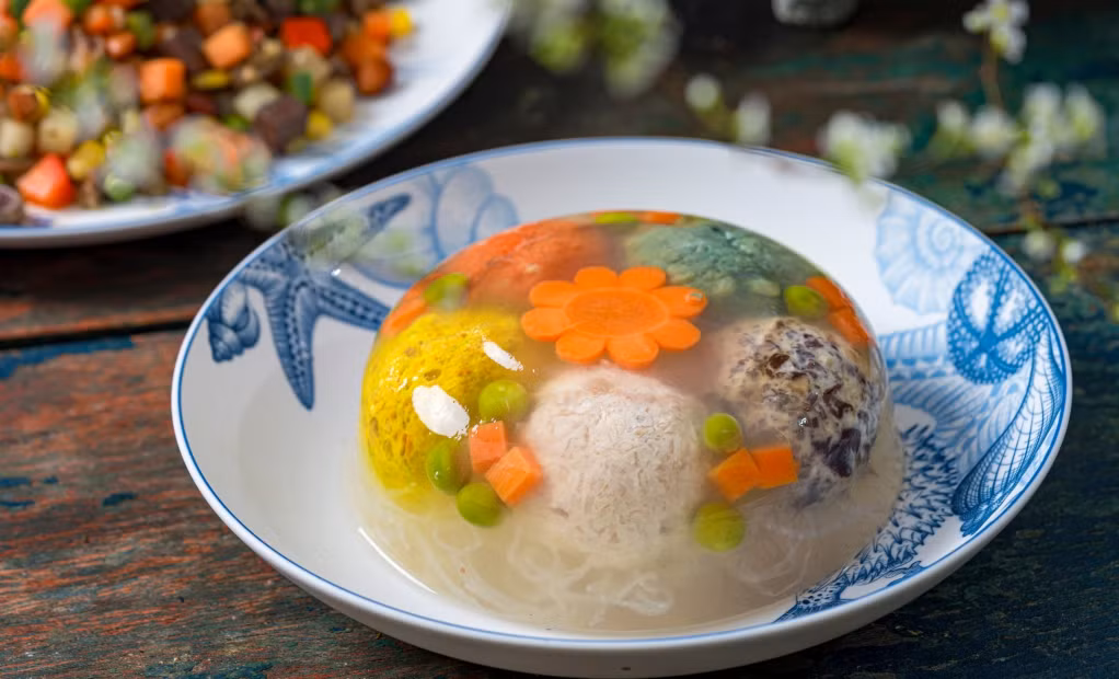 云雾肉冻制作工艺考究、耗时费力，成品极为美观 Mọc vân ám được chế biến cầu kỳ, công phu, vô cùng đẹp mắt