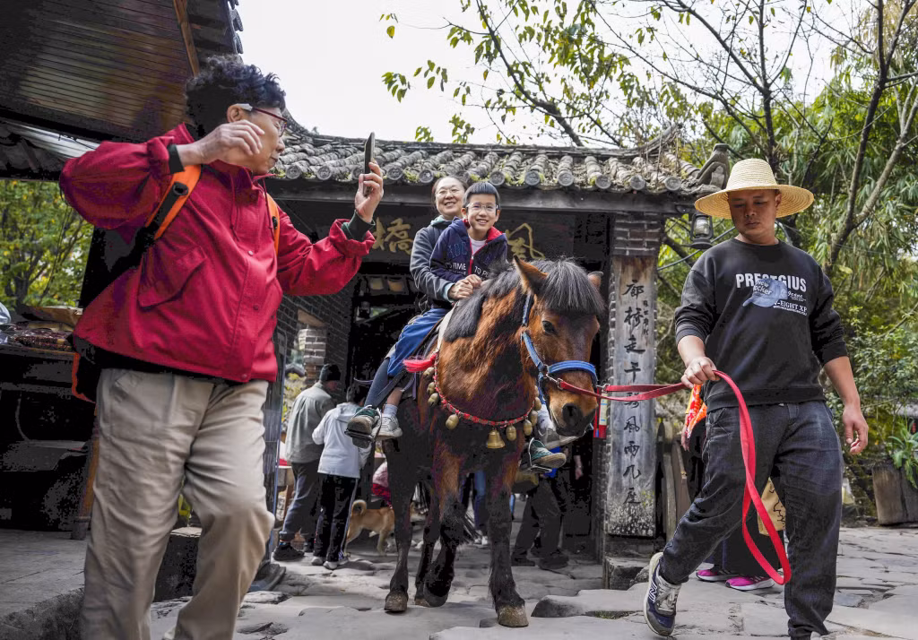 2026年1月14日，在云南省普洱市宁洱哈尼族彝族自治县那柯里村，游客体验骑马。Ngày 14/1/2026, du khách trải nghiệm cưỡi ngựa tại làng Nakhori.