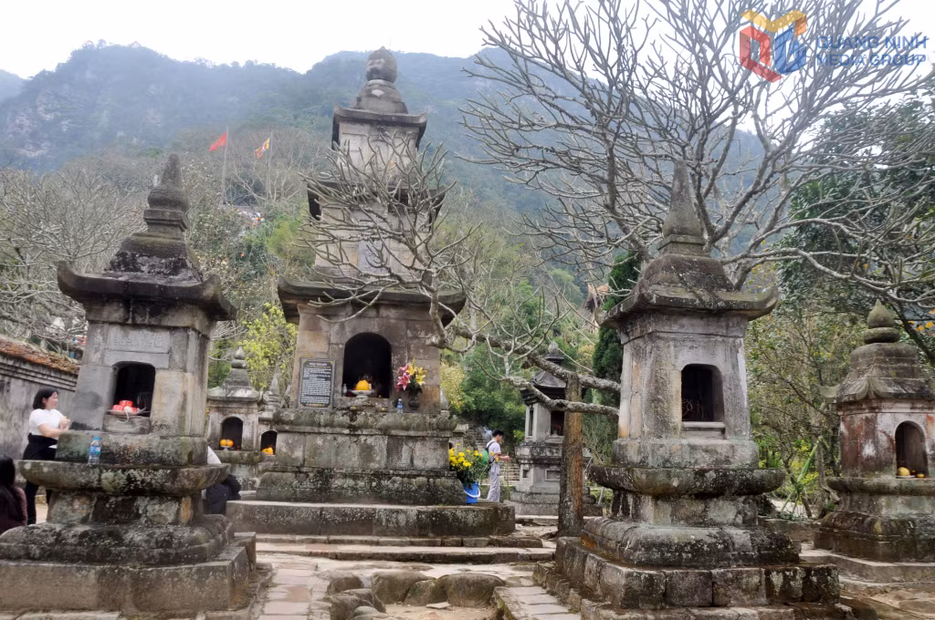 惠光塔园内分布着近百座佛塔，均为曾在安子山修行的德高望重之禅师的墓塔。