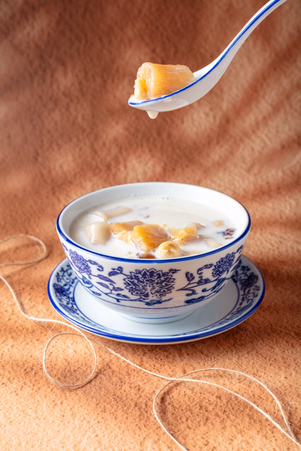 木薯桃胶芋圆莲子炖奶 Chè sữa hầm sắn kết hợp nhựa đào, viên khoai dẻo và hạt sen