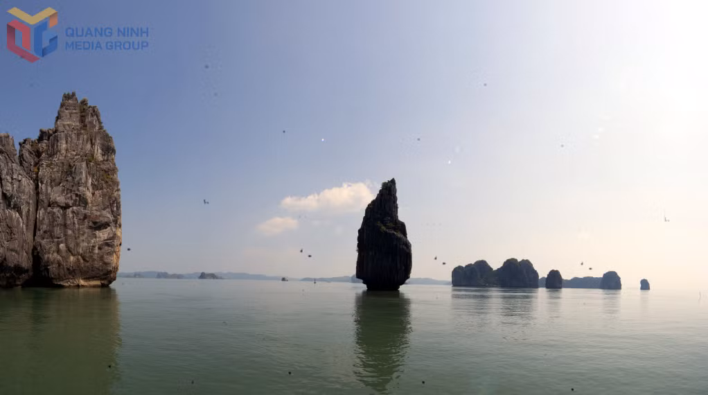 下龙湾拥有绝美的景观，且与兰夏湾地理位置相近，这为连接这两个遗产湾的旅游行程创造了便利条件。
