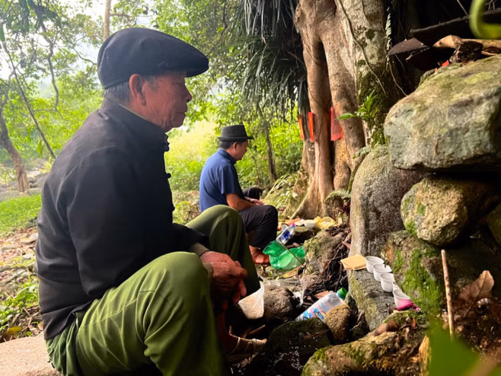 祈福仪式后，山斋族人点燃篝火唱歌跳舞。来源：民族报 Sau lễ cầu may, người Sán Chỉ cùng đốt lửa trại và múa hát Nguồn: baodantoc.vn