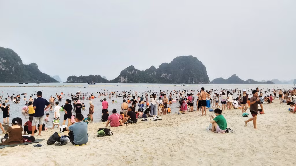 鸿基海水浴场吸引众多市民和游客前来休闲、避暑。