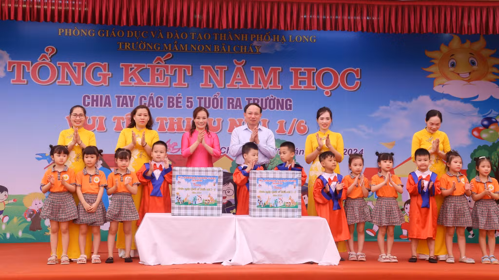 广宁省委书记阮春记向少年儿童赠送礼物。