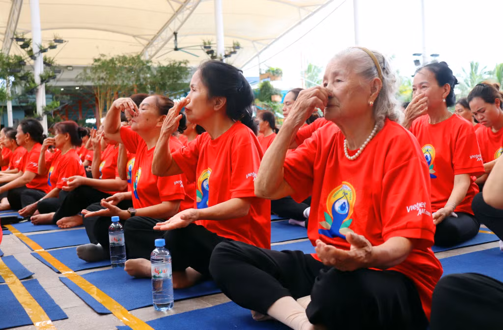 住在锦普市翁门坊89岁的武氏妙参加瑜伽练习的时间不久但她很兴奋，因为瑜伽已增强她的体力。