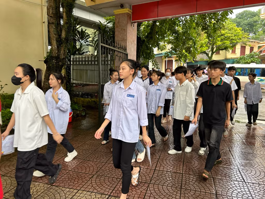 考生们前往先安县高中学校的考点