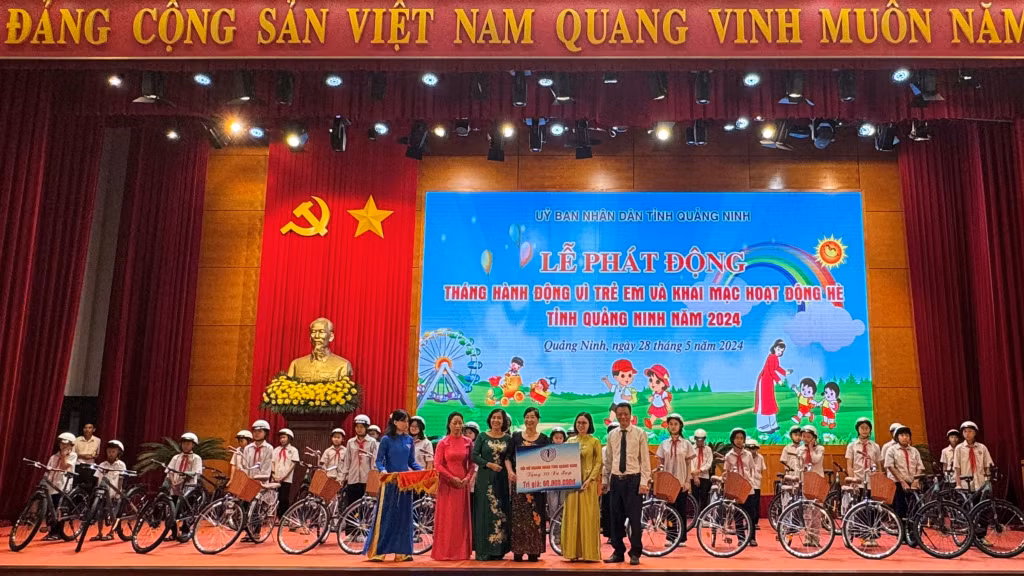 广宁省女企业家协会向困境儿童赠送自行车。
