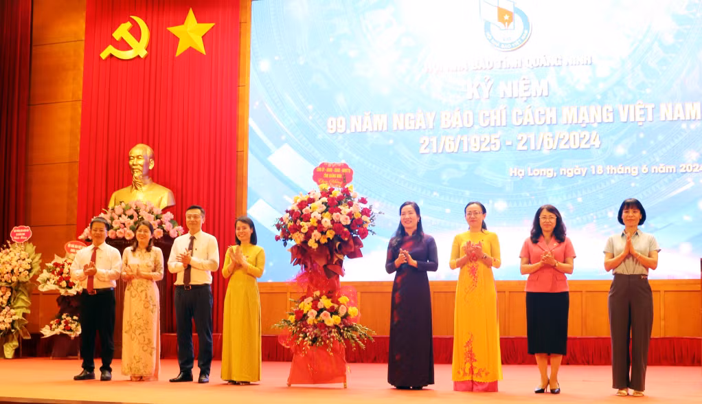 广宁省人民委员会副主席阮氏幸在纪念仪式上赠送鲜花。