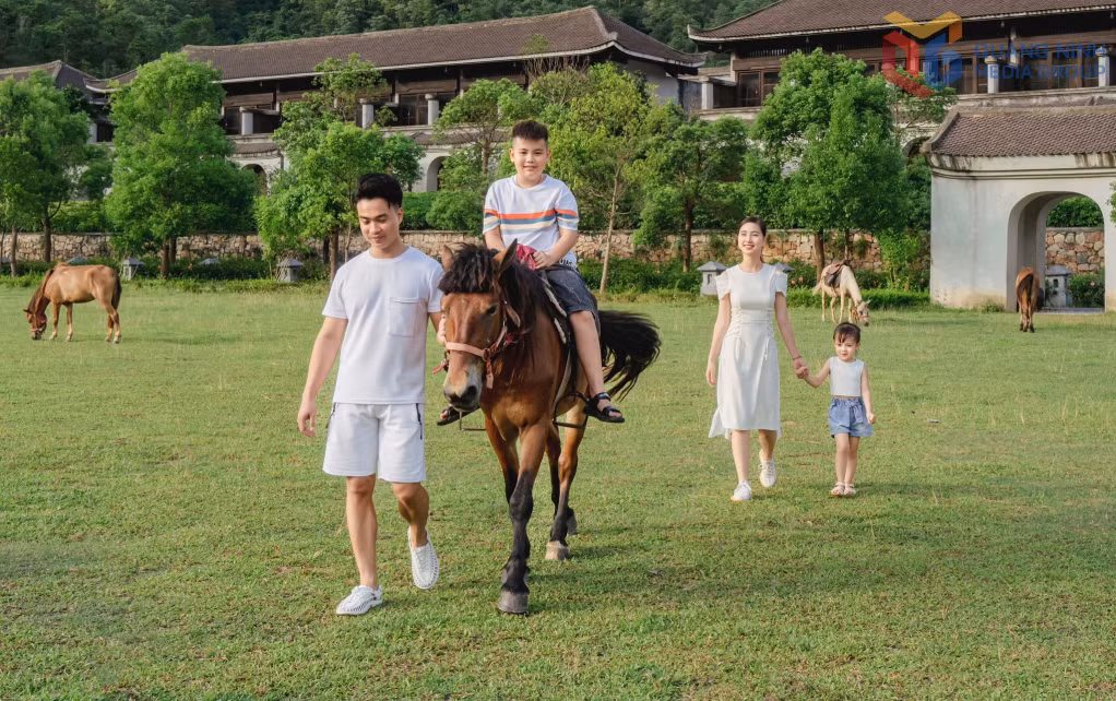 游客在传承安子山度假村感受体验。