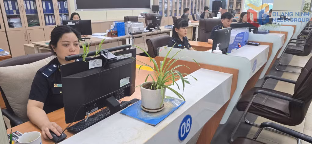 芒街国际口岸海关通过网络环境办理申报单。