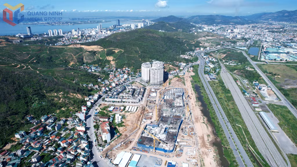 永旺梦乐城购物中心（AEON MALL）正在建设中。项目建成后将有助于广宁省推动商业、服务业和旅游业的发展，并为城市增添新的景观风貌。
