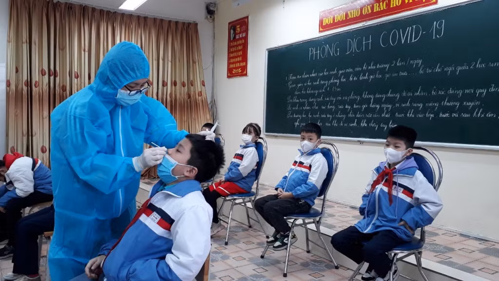疫情防控不放松：学校积极对学生进行核酸检测。