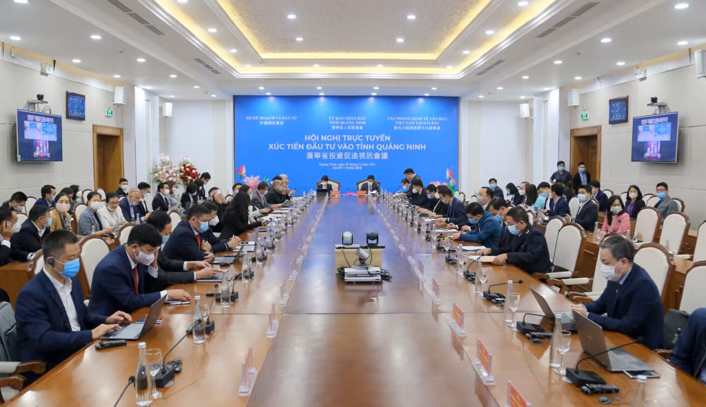 广宁省各部门、部委代表通过视频连线方式出席会议。