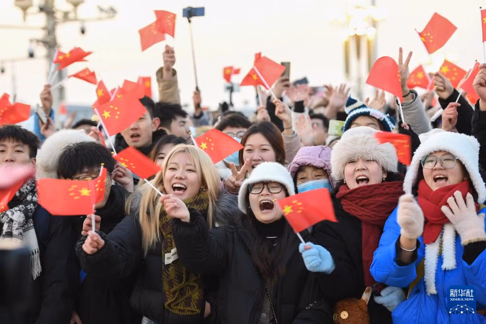 1月1日晨，北京天安门广场举行隆重的升国旗仪式。 Sáng sớm ngày 1 tháng 1, tại quảng trường Thiên An Môn Bắc Kinh đã tổ chức Lễ chào cờ long trọng.