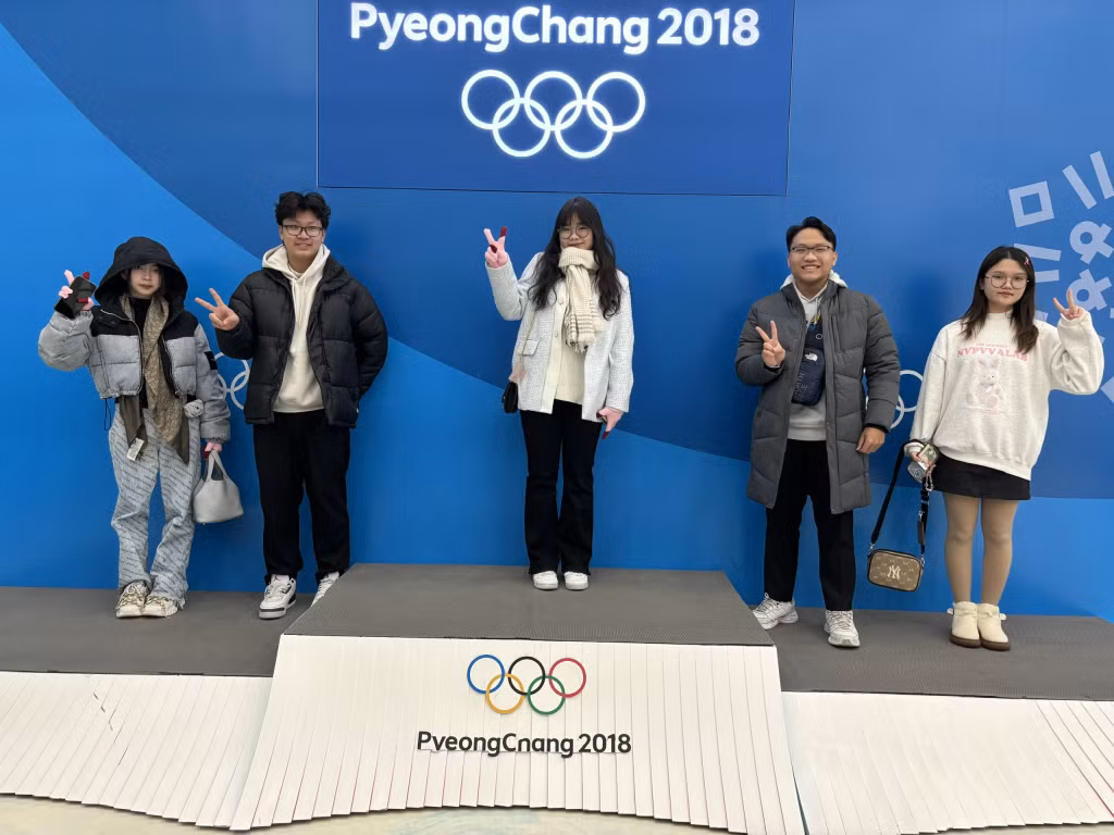 下龙重点高中学校的学生参观韩国 2018 年冬奥会场馆。