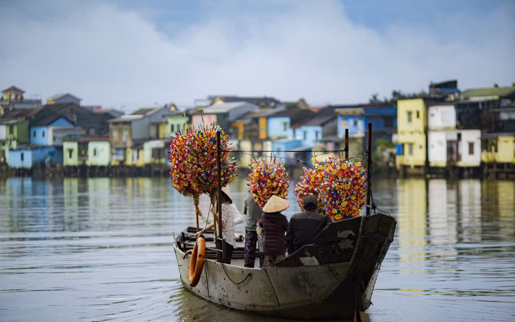 纸花船在顺化街售卖 图：黎庭黄 Những chiếc thuyền hoa giấy được mang lên phố Huế để bày bán Ảnh: Lê Đình Hoàng