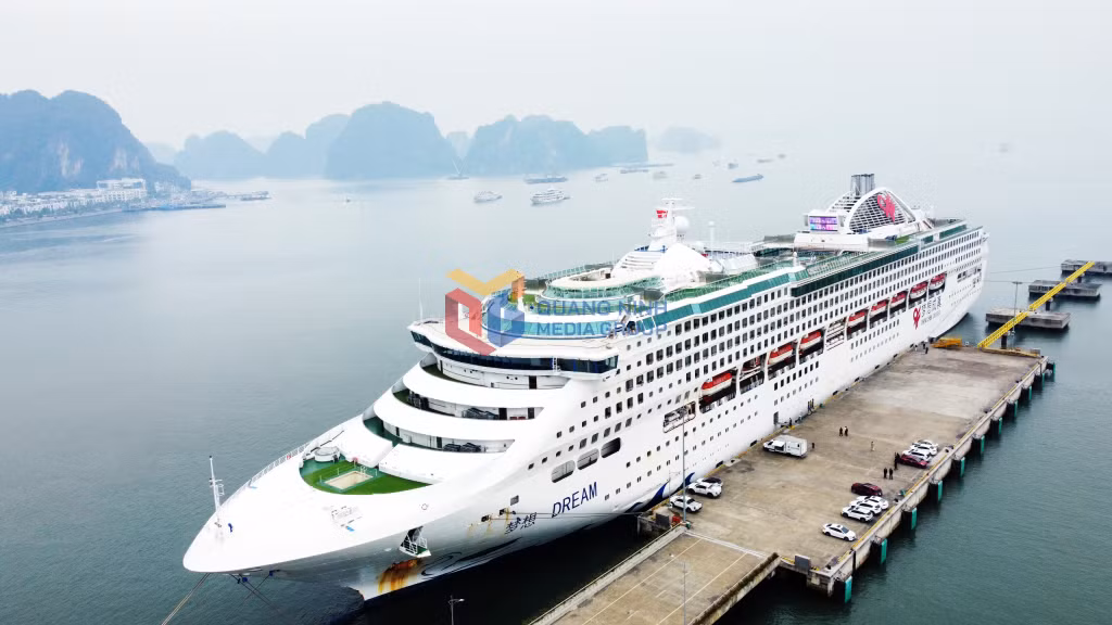 载着 400名国际游客的梦想号国际豪华邮轮（Dream Cruise）停靠下龙国际邮轮港。