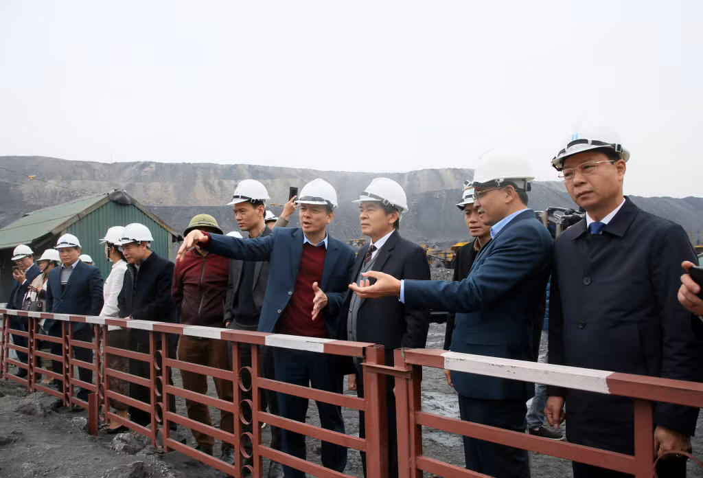 老挝代表团来到河修煤炭股份公司的煤炭开场。
