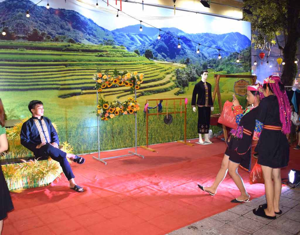 瑶族人男女在步行街拍照“打卡”。