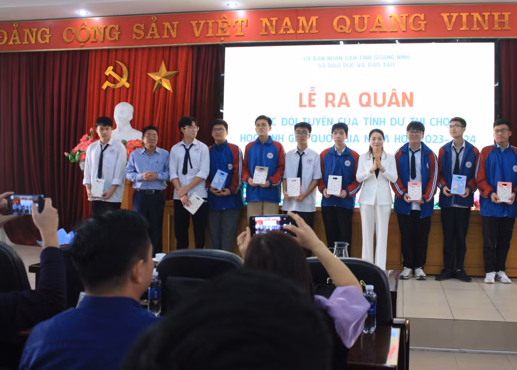 广宁教育与培训厅向参加2023-2024学年国家高中优秀学生大赛的学生赠送礼物。