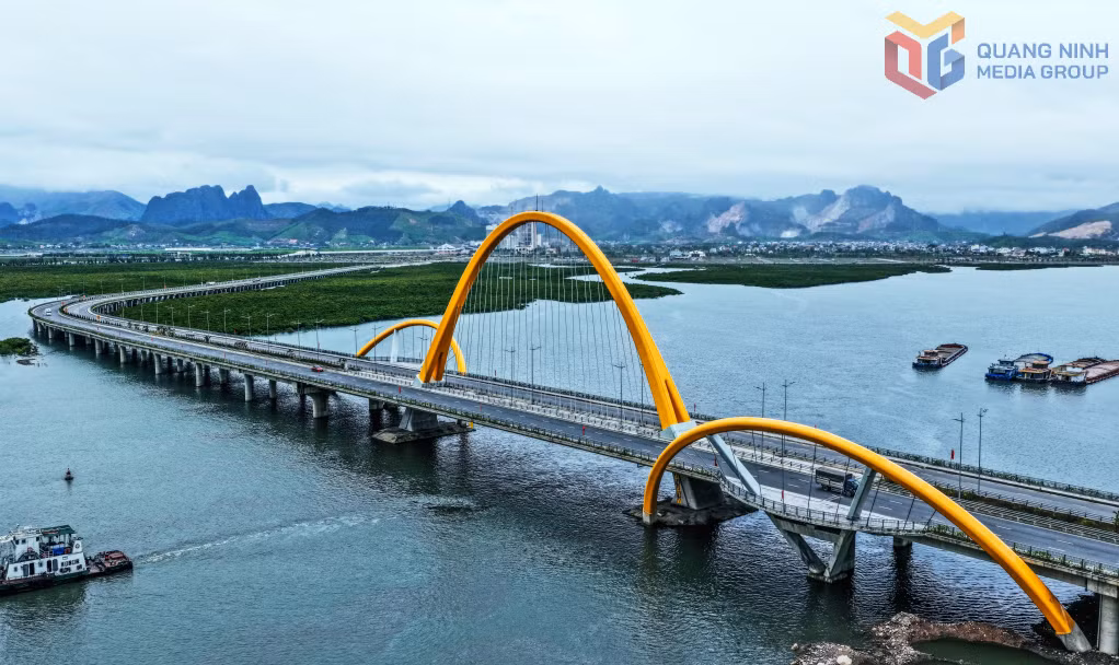 为进一步发挥两座大桥的运营效益，广宁省持续投资建设沿门绿门湾的滨海道路，为吸引投资及开发绿门湾北部的各新城市区创造动力。
