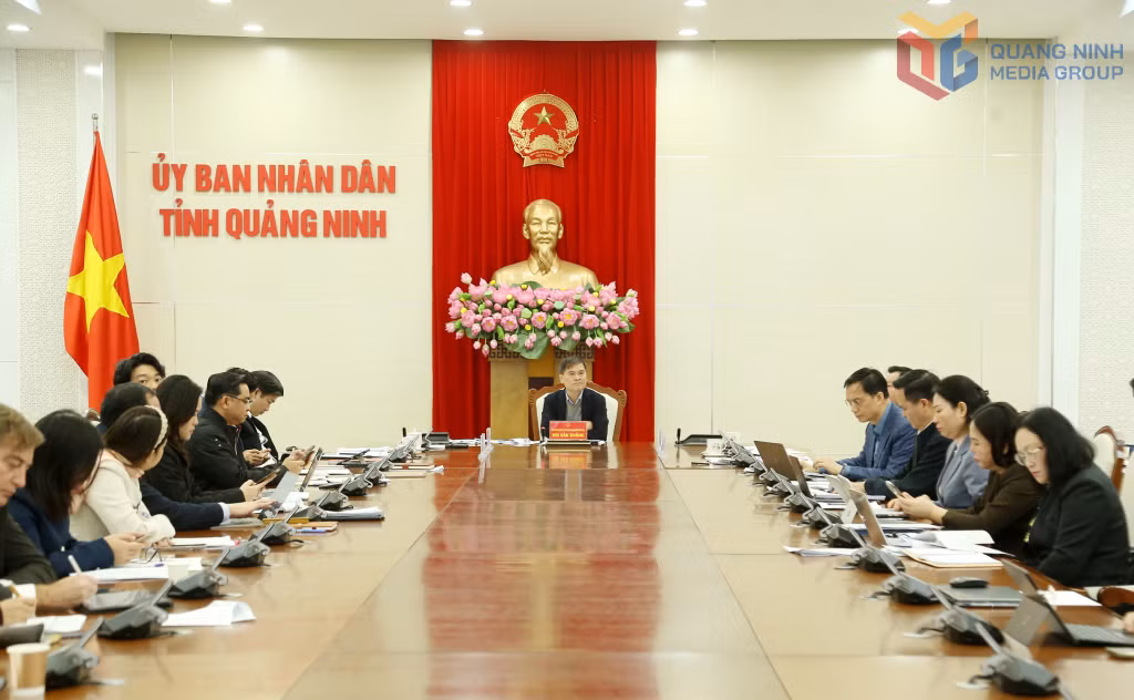 广宁省委副书记、省人民委员会主席裴文康主持会议。