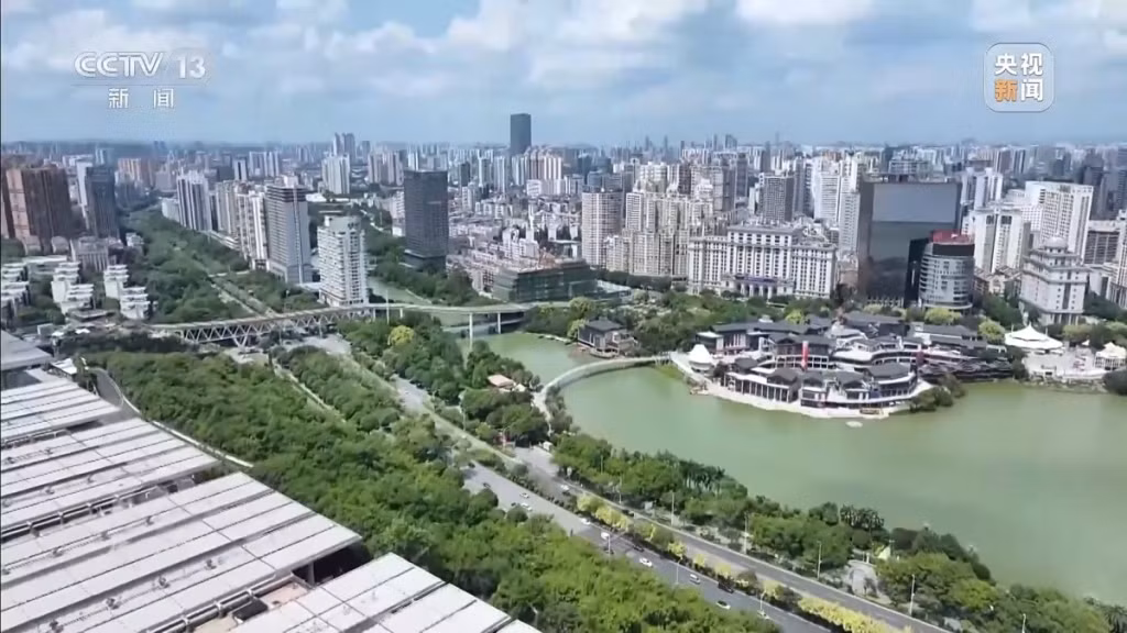 中国—东盟自贸区3.0版在数字经济、绿色经济、供应链互联互通等诸多领域为全球贸易治理提供了可复制、可推广的“中国方案”。 Khu vực Thương mại tự do Trung Quốc - ASEAN phiên bản 3.0 đã cung cấp “Giải pháp Trung Quốc” có thể nhân rộng và mở rộng cho việc quản trị thương mại toàn cầu trong nhiều lĩnh vực như kinh tế số, kinh tế xanh và kết nối chuỗi cung ứng...