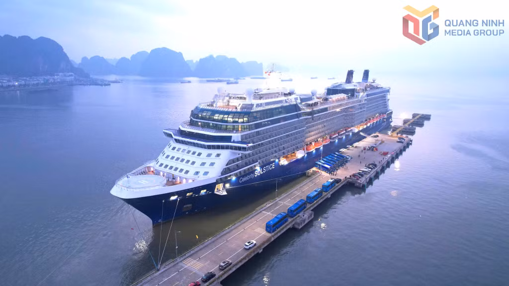 精致极致号（Celebrity Solstice）邮轮是经常搭载游客到访广宁省的大型邮轮之一。