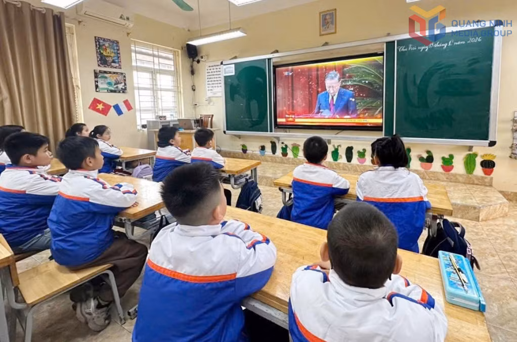 鸿基小学组织学生观看大会开幕式直播。