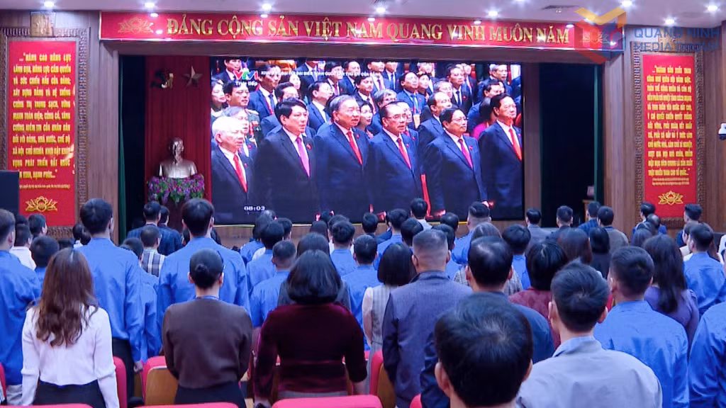 黄名煤炭公司干部、党员在观看越共十四大开幕式直播。
