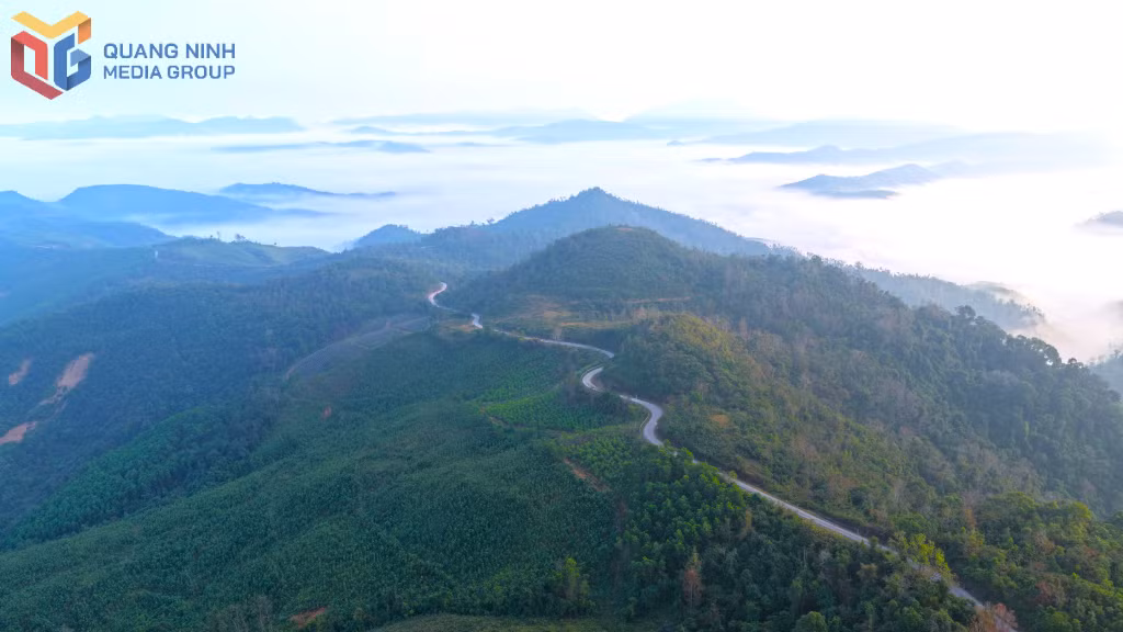 蜿蜒盘旋的山路穿梭在重峦叠嶂间，将游客带入祺上的纯净白云之乡。