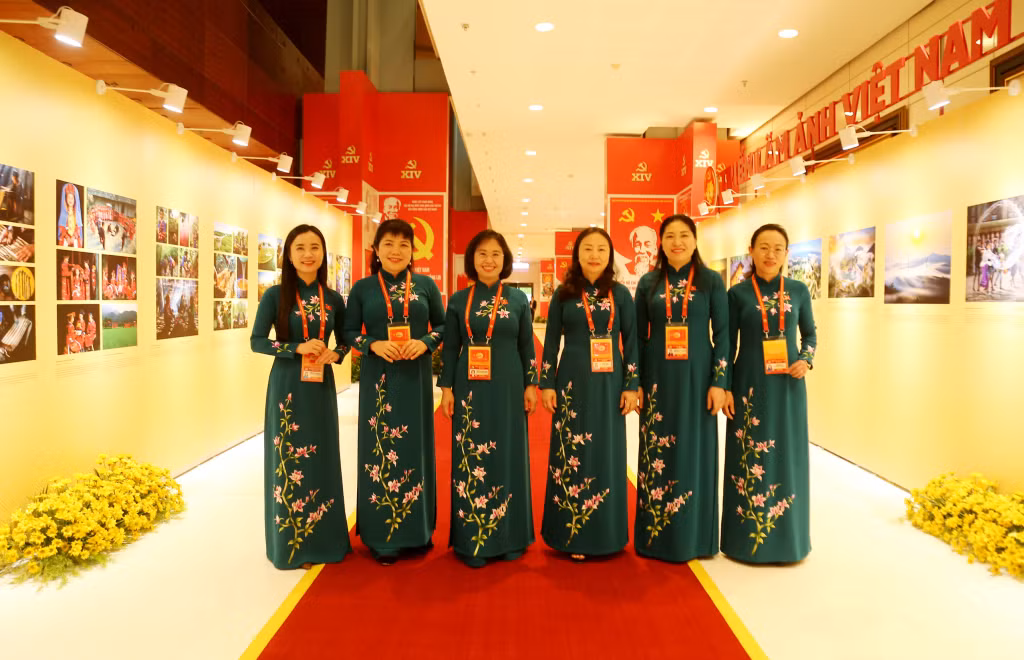 广宁省女代表在越共十四大现场合影留念。