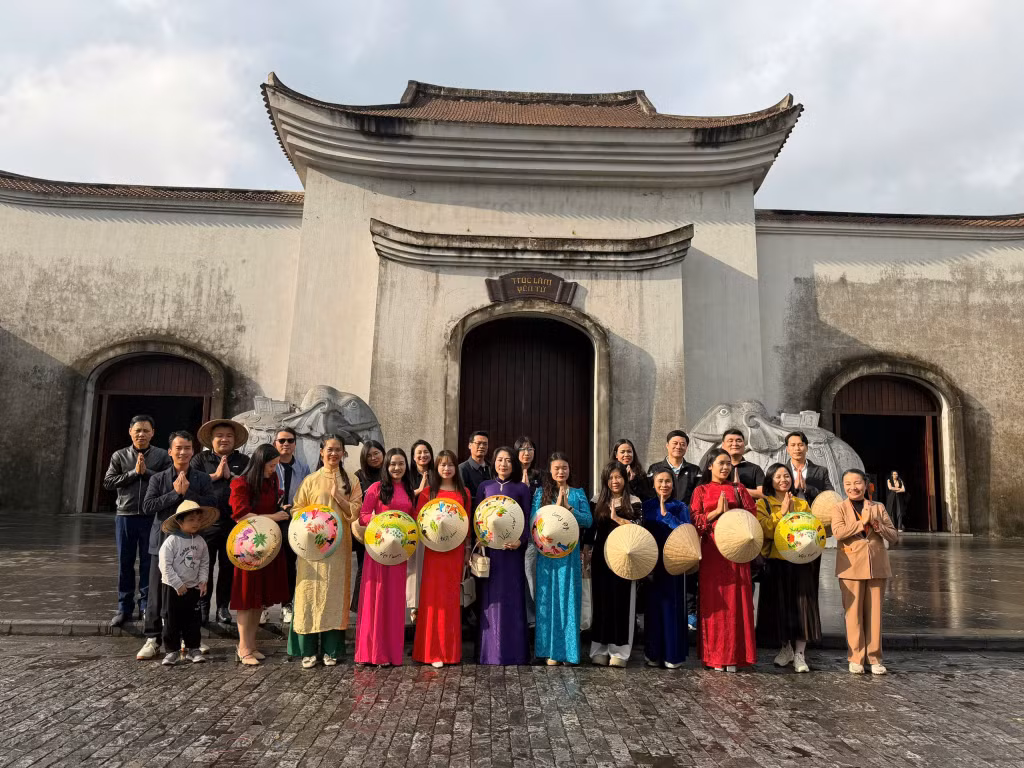 考察团参观安子名胜遗迹区