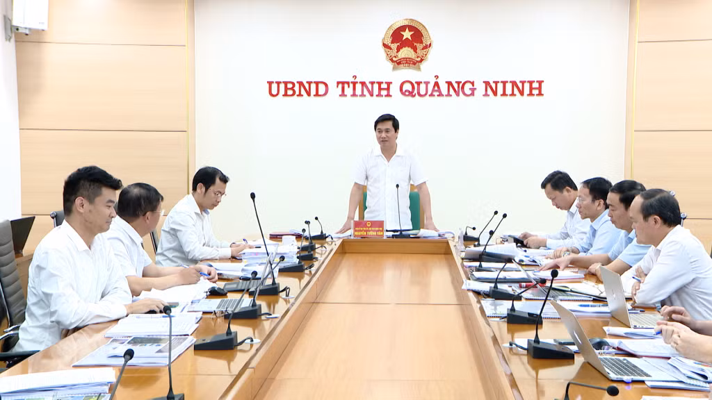 我省人民委员会主席阮祥文潭河县区域规划调整方案和潭河镇扩建总体规划等内容主持工作会议。