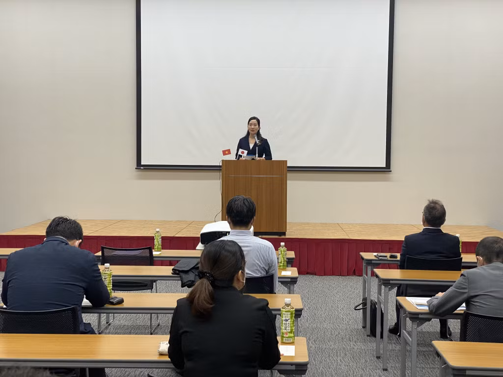 广宁省人民委员会副主席阮氏幸向各位代表介绍广宁省潜能与优势。
