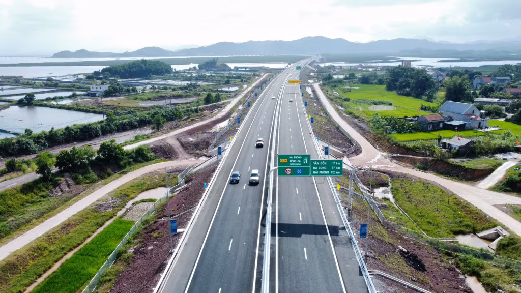 各交通工具在云屯—芒街高速公路安全、有序通行。