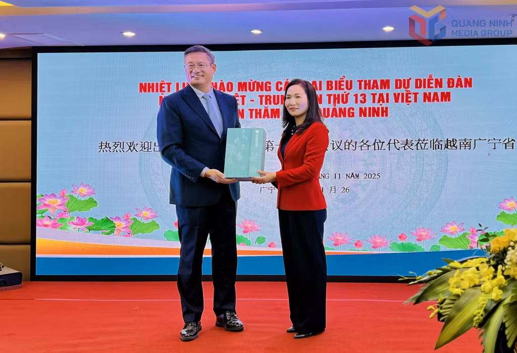 中国代表团代表向广宁省人民委员会副主席赠送礼物。