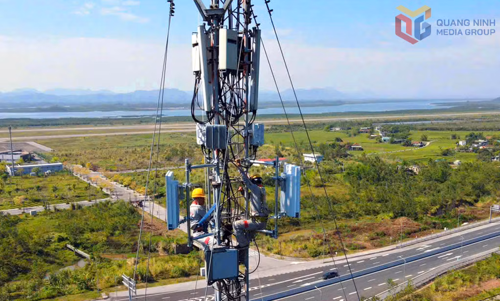 广宁Viettel分公司技术人员正在安装5G基站，以确保全省重点区域的5G网络覆盖。