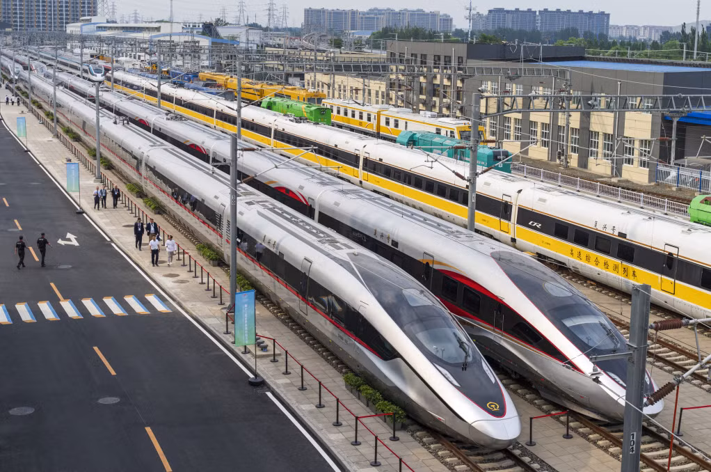 2025年7月9日在国家铁道试验中心展区拍摄的CR450BF动车组（左侧） Tàu EMU CR450BF (bên trái) chụp tại khu trưng bày Trung tâm Thử nghiệm Đường sắt Quốc gia vào ngày 9 tháng 7 năm 2025.
