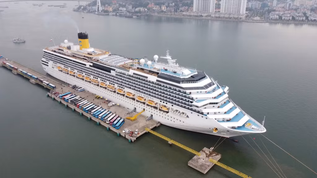 11月4日，五星级豪华游轮歌诗达·赛琳娜号(Costa Serena) 抵达下龙。